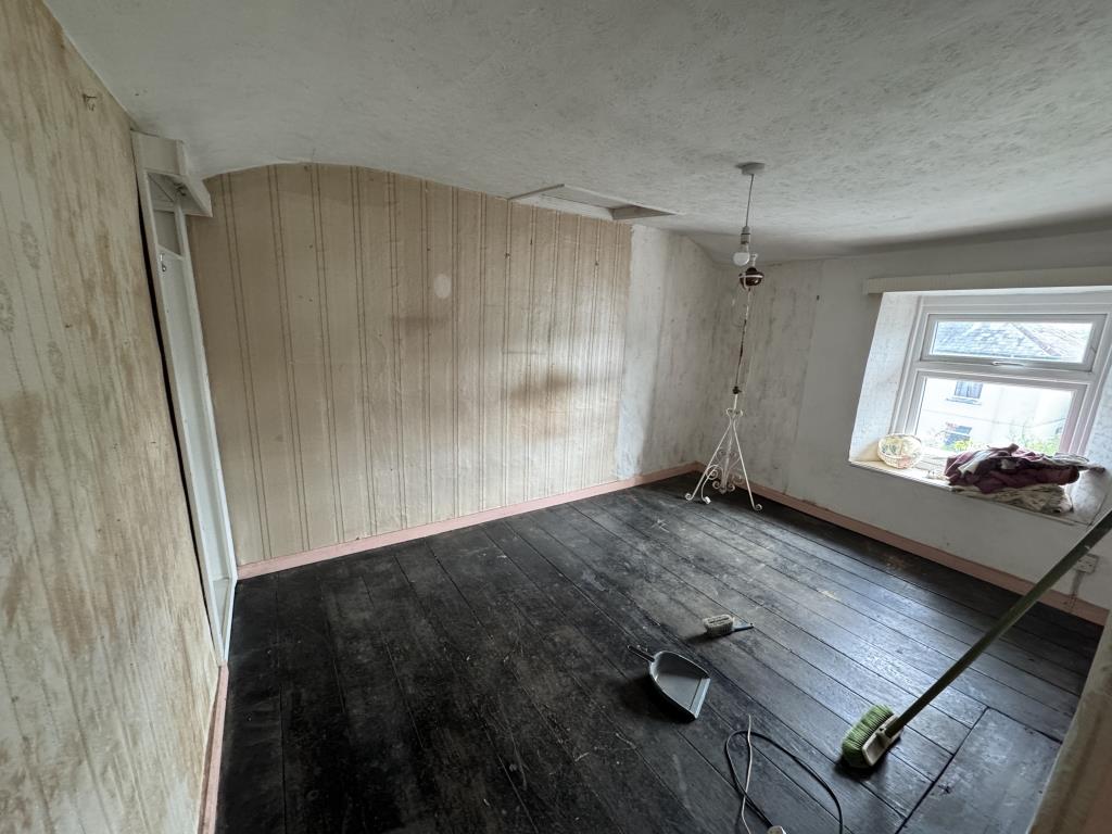 Lot: 166 - END-TERRACE HOUSE FOR IMPROVEMENT - Bedroom